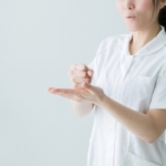 女性が手の平に拳をポンと落とす写真