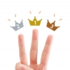 ３本の指先に１～３の王冠がついている写真