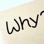紙にWhy?と書いた字