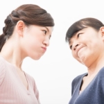 二人の女性がにらみ合う