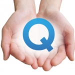 Qの字を手に乗せている