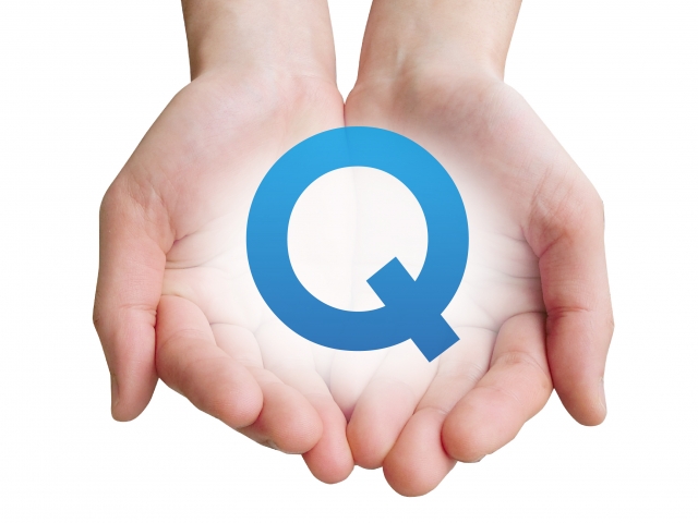 Qの字を手に乗せている